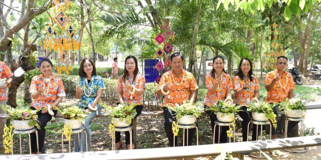 ร่วมสืบสานวัฒนธรรมไทย ประเพณีสงกรานต์ โดยมีพิธีสรงน้ำ  พระพุทธโสนันทธาตุพิทักษ์” พระพุทธรูปประจำโรงเรียน พร้อมขอขมาและรดน้ำดำหัวขอพรท่านผู้อำนวยการ หัวหน้าฝ่าย และคุณครูผู้อาวุโส